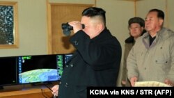 Лідер Північної Кореї Кім Чен Ин спостерігає за випробуванням балістичної ракети, 12 лютого 2017 року