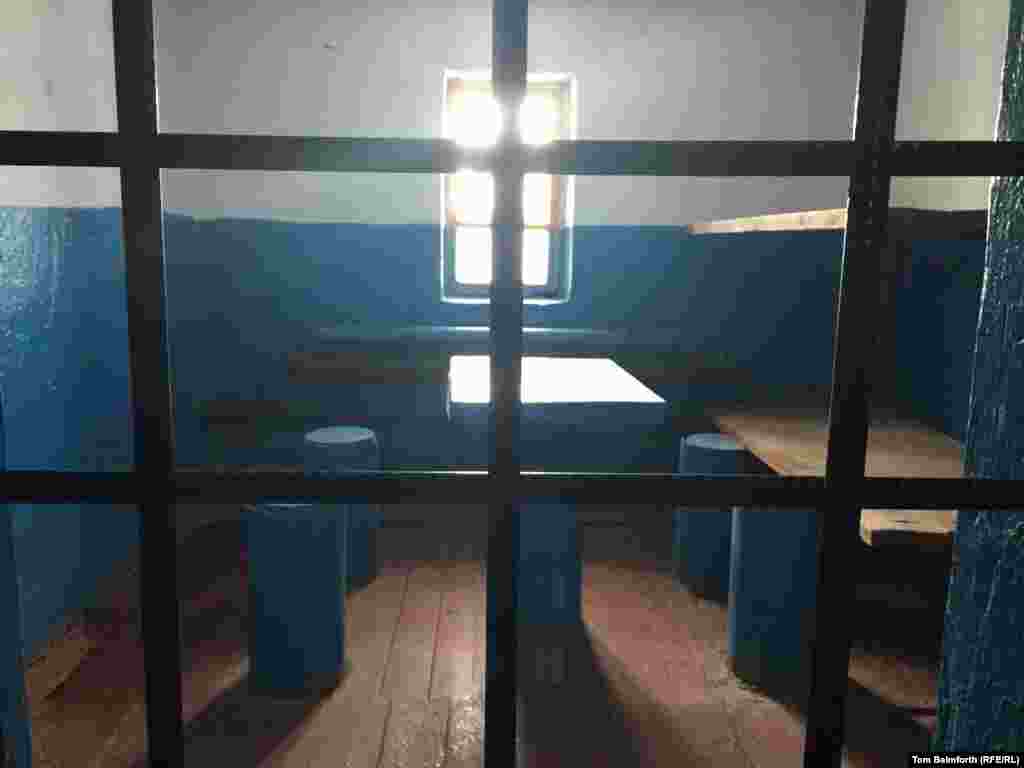 Штрафной изолятор, построенный в 1969 году, хорошо справлялся с ролью "тюрьмы внутри лагеря"