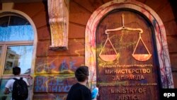 Zgrada Ministarstva pravde u Skoplju tokom protesta, maj 2016. ilustrativna fotografija