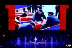 Лидер КНДР Ким Чен Ын прощается с павшими северокорейскими солдатами. Кадры государственного ТВ Северной Кореи, продемонстрированные на концерте в Пхеньяне в присутствии министра культуры РФ Ольги Любимовой 29 июня 2025 года