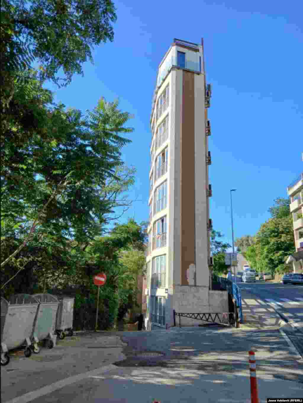 Zgrada u centru Budve, uz Jadransku magistraju koja vodi ka Tivtu, čija širina doseže jedva par metara.