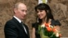 Soprana de renume internațional Anna Netrebko a primit de la Vladimir Putin personal, pe 27 februarie 2008, titlul de „Artist al Poporului din Rusia”. 