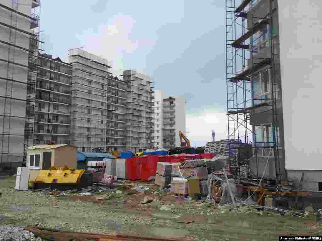 Олимпийская деревня, дома для волонтеров. По утверждению охранника, эти объекты не олимпийские, "это строит РЖД"