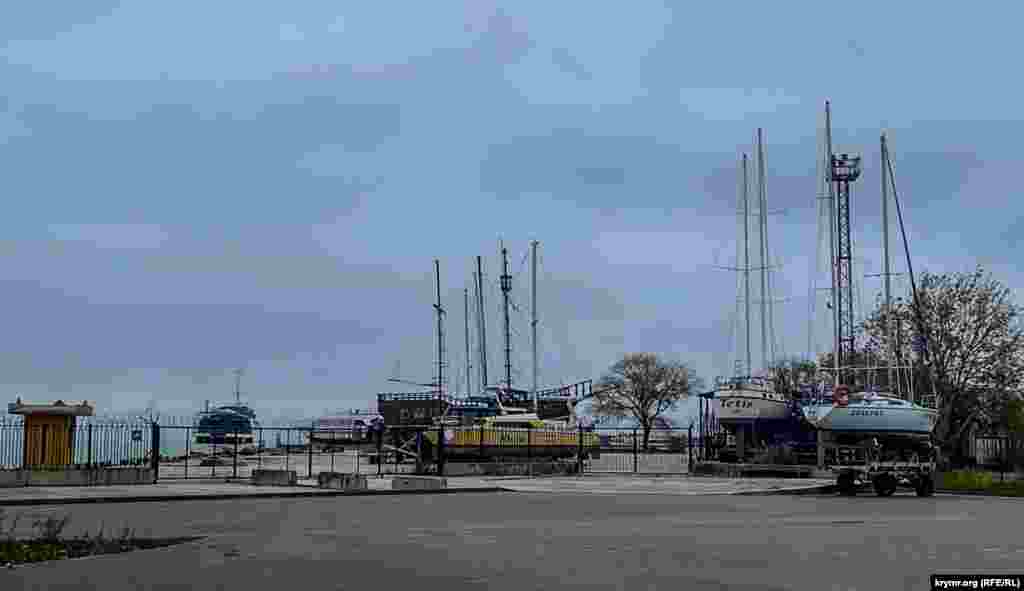 На стоянке местного яхт-клуба на центральной набережной заметно поубавилось количество самих яхт. Евпатория, Крым, начало декабря 2024 г.  