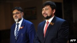 Представники угруповань «ДНР» Денис Пушилін (праворуч) і «ЛНР» Владислав Дейнего. Мінськ, травень 2015 року