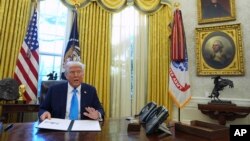 Predsednik SAD Donald Tramp u Ovalnoj sobi u Beloj kući, 4. februar 2025.