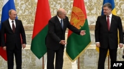 Президент Росії Володимир Путін, президент Білорусі Олександр Лукашенко та президент України Петро Порошенко під час зустрічі у Мінську, 26 серпня 2014 року