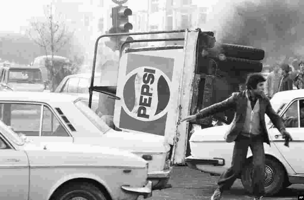 Prevrnuti kamion s logom Pepsi Cole gori u centru Teherana tokom nemira koji su paralizovali grad 27. decembra 1978.&nbsp;&nbsp;&nbsp;&nbsp;