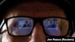 Refleksija TV ekrana na naočalama na kojem je španski premijer Pedro Sanchez tokom konferencije za medije uživo zbog epidemije korona virusa, 4.april 2020. 