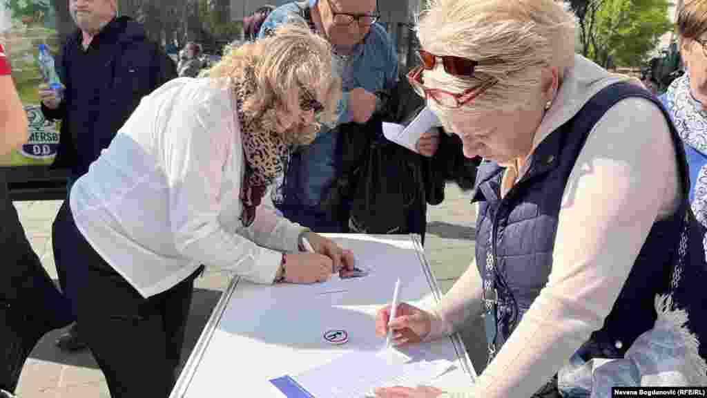 Postavljeni su i štandovi na kojima građani mogu da se potpišu pristupnicu "Pokretu za narod i državu" i napišu pismo predsedniku države. Pojedini građani popunjavaju pristupnice pokretu, a na pristupnici mogu da izaberu koje ime će novoosnovani pokret nositi.