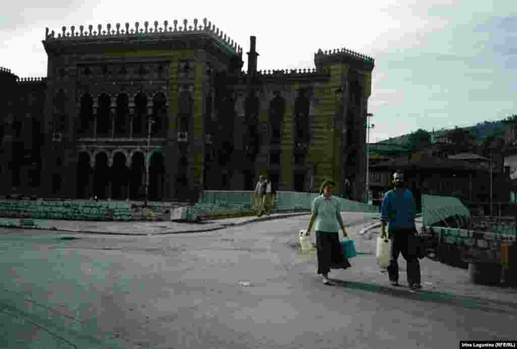 Сараевская библиотека, здание 1896 года, соединившее османские и австро-венгерские архитектурные традиции. Во время обстрела и пожара здания в августе 1992 года были утрачены более 700 средневековых манускриптов и инкунабул - первопечатных книг.