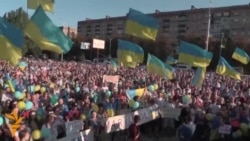 Тысячи в Мариуполе против войны Тысячи в Мариуполе против войны