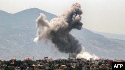 Oblak dima nakon izraelskog bombardovanja sela Khiam u južnom Libanu u blizini granice s Izraelom 19. juna 2024. usred tekućih prekograničnih sukoba dok Izrael nastavlja rat protiv Hamasa u Pojasu Gaze.