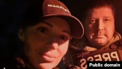 Novinarka Aljona Gramova i snimatelj Jevgen Karmazin