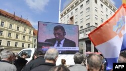 Prenos izricinaja presude Anti Gotovoni i Mladenu Markaču na zagrebačkom glavnom trgu 16. novembra