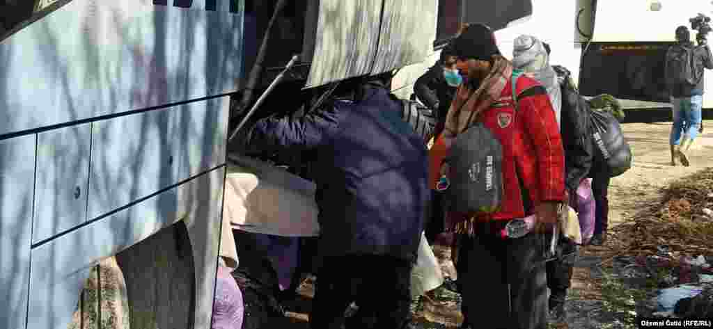 Ćebad i osnovne stvari je ono što su dosadašnji žitelji kampa "Lipa" većinom sa sobom poneli. 