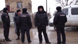 У затриманого в Криму Мустафаєва вилучили літературу, комп'ютер і телефон (відео) У затриманого в Криму Мустафаєва вилучили літературу, комп'ютер і телефон (відео)