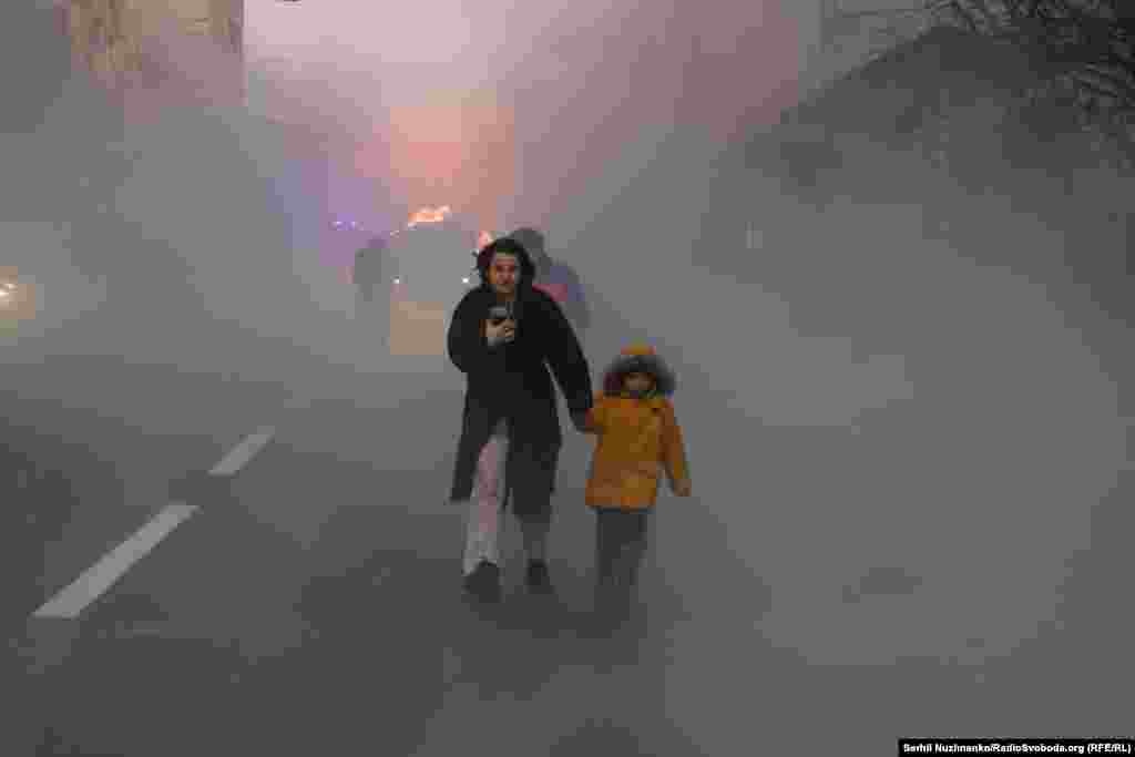 Ljudi u bijegu nakon ruskog napada na Kijev, 20. decembra 2024.