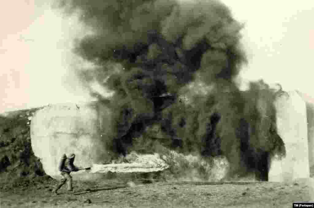 Венгерский солдат поджигает бункер – часть укреплений, ставших ненужными после того, как летом 1940 года Северная Трансильвания была по решению Второго Венского арбитража передана Венгрии. Румыния вернула себе эту территорию после Второй мировой войны.  