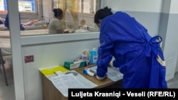 Dr Arljinda Maljoku proverava lekarski izveštaj dece koja su obolela od COVID-19 (Pedijatrijska klinika u Prištini, 8. septembra 2021)