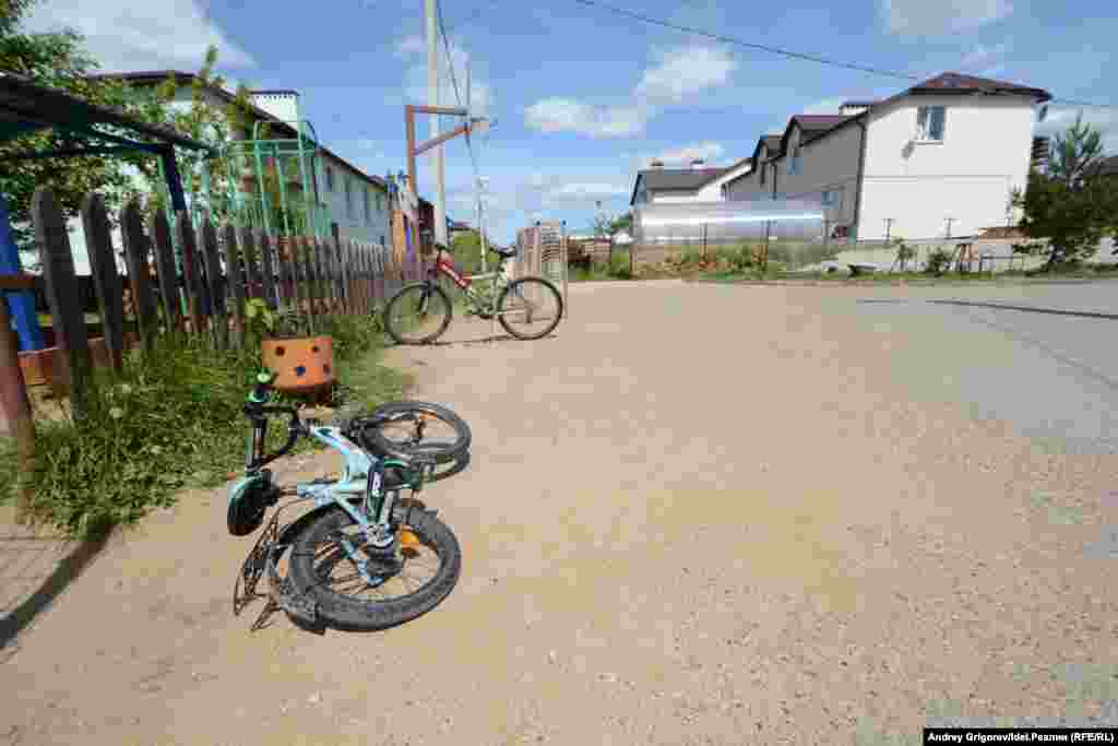 Полюбуйтесь: снова разбросали свои велики посреди улицы. Никакого представления о сезонных кражах! 