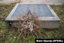 Ploča sa ispisanim imenima žrtava u Crnoj kući, 30. januar 2025.