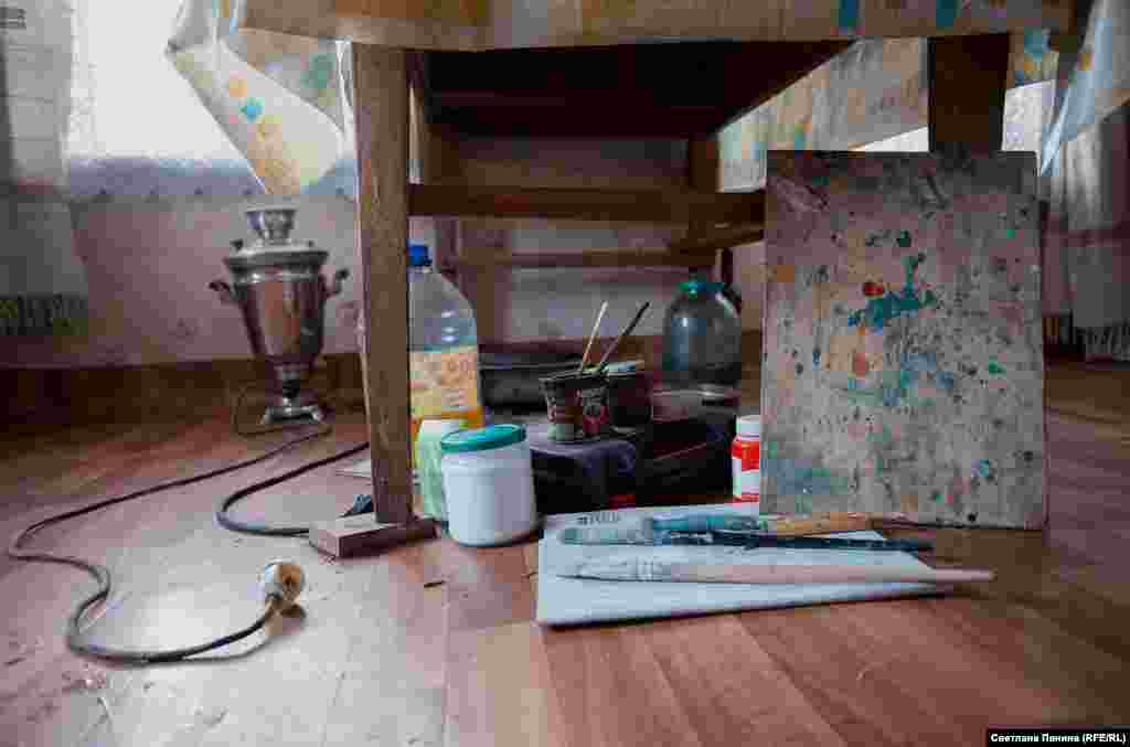 На заднем плане банка с засоленной крапивой – ее Терентьев употребляет для укрепления иммунитета