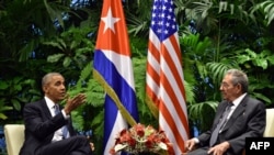 Президент США Барак Обама и председатель Госсовета Кубы Рауль Кастро