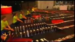 Новий світовий рекорд найдовшого доміно-ланцюжка з книжок Новий світовий рекорд найдовшого доміно-ланцюжка з книжок