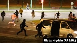 Demonstranti bježe pred policajcima tokom protesta protiv vlasti u glavnom gradu Bjelorusije, Minksu, 12. avgusta 2020.