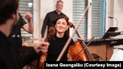 Ioana Geangalău este născută la Brașov unde a studiat violoncelul.