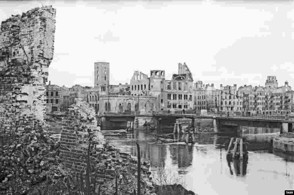 კენიგსბერგი ომის შემდეგ. ბევრი ექსპერტი, რომელიც ქარვის ოთახის ბედს იკვლევდა, მიიჩნევდა, რომ ფასდაუდებელი პანელები ხანძრის დროს განადგურდა. მაგრამ დადიოდა ხმები, რომ გაქცევისას გერმანელებმა პანელები საზღვარგარეთ ორთქლმავლით წაიღეს.