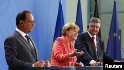 Президент Франції Франсуа Олланд, канцлер Німеччини Ангела Меркель, президент України Петро Порошенко (зліва на право)