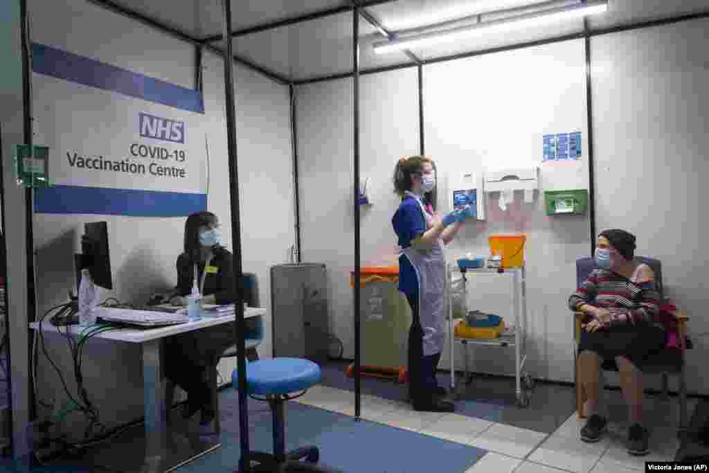 Žena sa prvom od dvije vakcine koje su date u bolnici u Londonu, 8. decembar 2020.