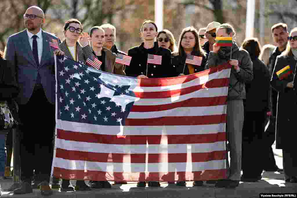 Stotine ljudi u Vilniusu u znak sjećanja na smrt četiri američka vojnika koji su poginuli na litvanskom vojnom poligonu, 3. aprila.