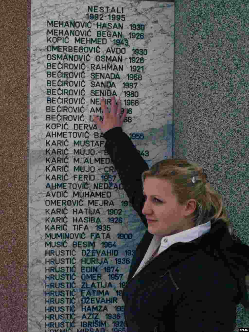 BiH - Senida Bećirović - Senida Bećirović, iz okoline Kalesije, pokazuje svoje ime na spomen obilježju nestalim osobama. Odrasla je u Beogradu kao Mila Janković i sada je pronašla oca i rođake... Foto: Maja Nikolić, RFE/RL