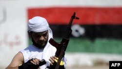 Pobunjenički borac na ulici u Tripoliju, 23. avgust 2011.