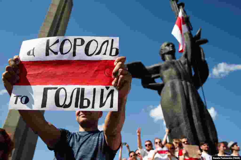 Čovjek drži transparent na kojem piše "Kralj je go", tokom opozicionog skupa u Minsku 16. avgusta. 