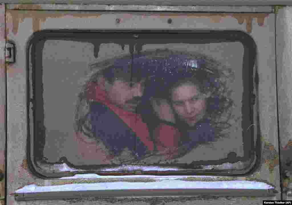 Čečenski par gleda kroz blatom umazan prozor autobusa kojim napuštaju Grozni 22. januara 1995. Svakog dana je na desetine izbeglica bežalo autobusom, automobilima ili peške dok se ruski napad nastavljao na glavni grad otcepljene republike.