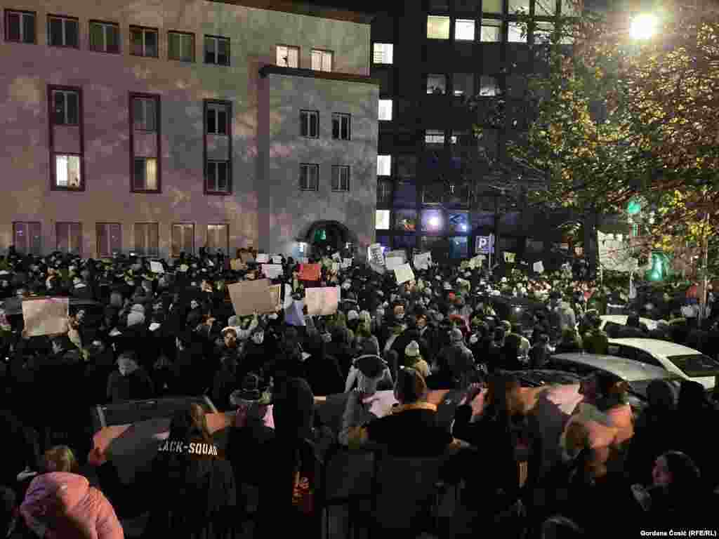 Studenti su blokirali više prilaza RTS-u, a saobraćaj je bio zaustavljen u okolnim ulicama.