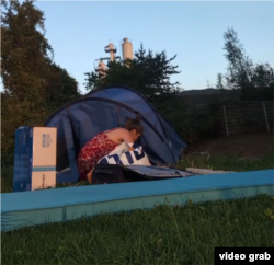 დიანა ისაკოვა კარავში