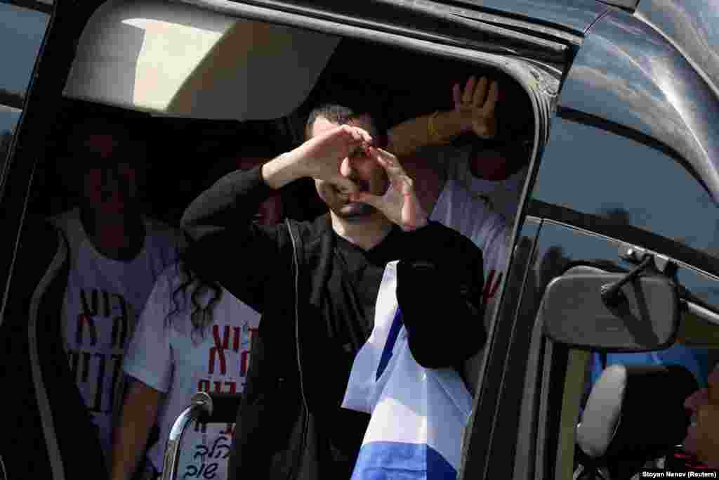 Oslobođeni talac Gaj Gilboa-Dalal u Petah Tikvi u Gazi.U napadu Hamasa na Izrael 7. oktobra 2023. prema izraelskim podacima, ubijeno je 1.200 ljudi, a 251 uzeto za taoce.Više od 67.000 ljudi ubijeno je u izraelskim napadima na Gazu, navode zdravstvene vlasti u Gazi pod kontrolom Hamasa, dok je veliki deo priobalne palestinske enklave sravnjen sa zemljom otkako je Izrael započeo svoj vojni odgovor na prekogranični napad Hamasa 7. oktobra 2023. godine.