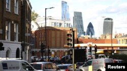 Gužva na pumpi u Londonu dok Britanci pokušavaju da se snađu i kupe benzin, 27. septembar 2021.