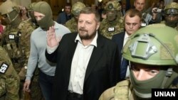 Ігор Мосійчук в оточенні співробітників СБУ йде до виходу з будівлі Верховної Ради, 17 вересня 2015 року