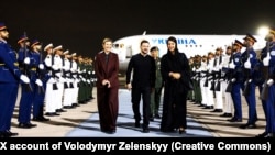Ukrajinski predsjednik Volodimir Zelenski i supruga Olena (lijevo) stižu u Abu Dabi.
