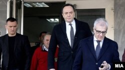 Sašo Mijalkov sa advokatom Ljupčom Švrgovskim ispred suda, juli 2021. godine