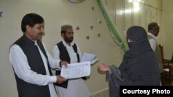 د بلوچستان صوبايي اسمبلۍ غړی نصر الله زېری زدهکوونکو ته وظیفې وېشي.