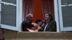 Italijani u karantinu: Pjesma i muzika sa balkona Italijani u karantinu: Pjesma i muzika sa balkona