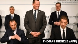 Predstavnici Srbije i Kosova, uz nazočnost Ričarda Grenela, potpisuju izjavu o namerama za obnovu železničkog saobraćaja i završetak autoputa između Beograda i Prištine između ta dva grada