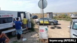 Мобільна медлабораторія з тестування на COVID-19 з боку анексованого Криму біля КПВВ «Чонгар», 21 серпня 2021 року